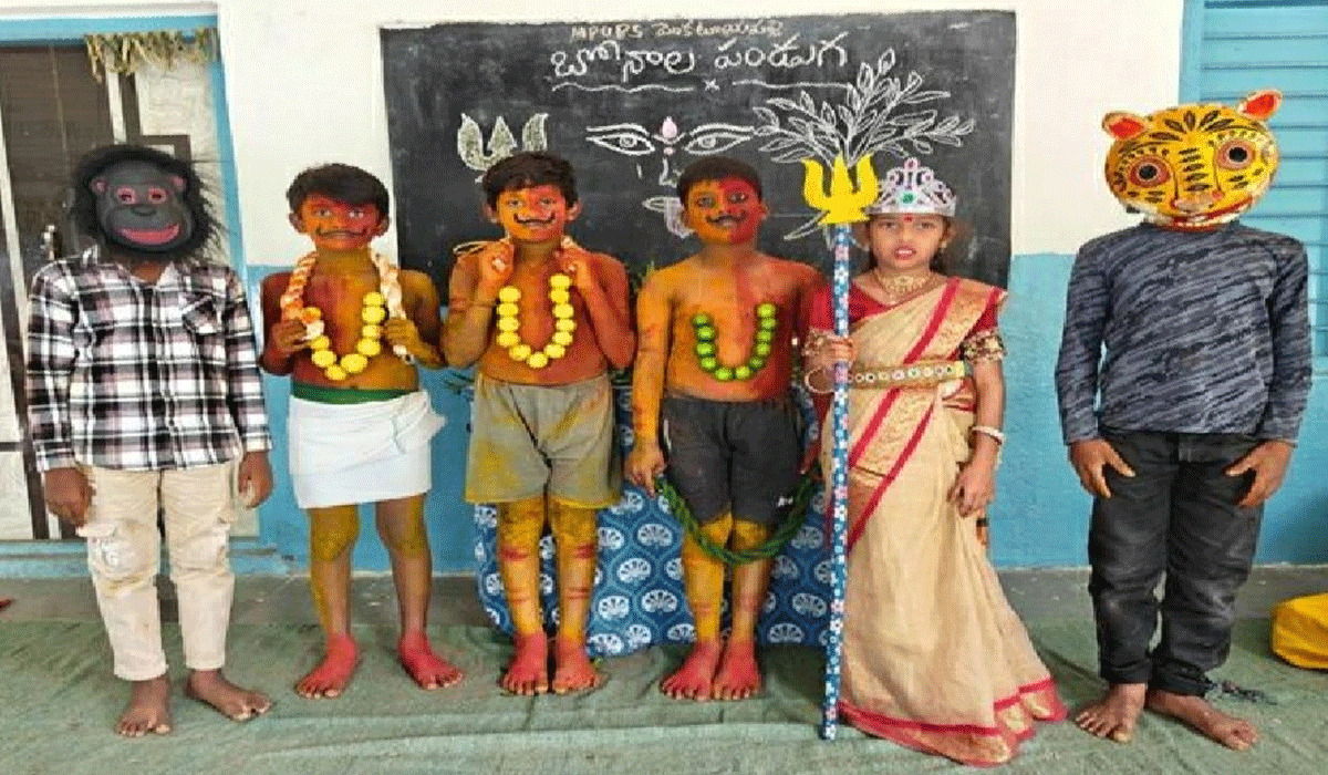 WhatsApp status | కరీంనగర్‌ కలెక్టర్ వాట్సాప్ స్టేటస్ గా బోనాల పండుగ ఫొటో.. వివిధ వేశాలతో ఉన్న చిన్నారులకు అభినందన