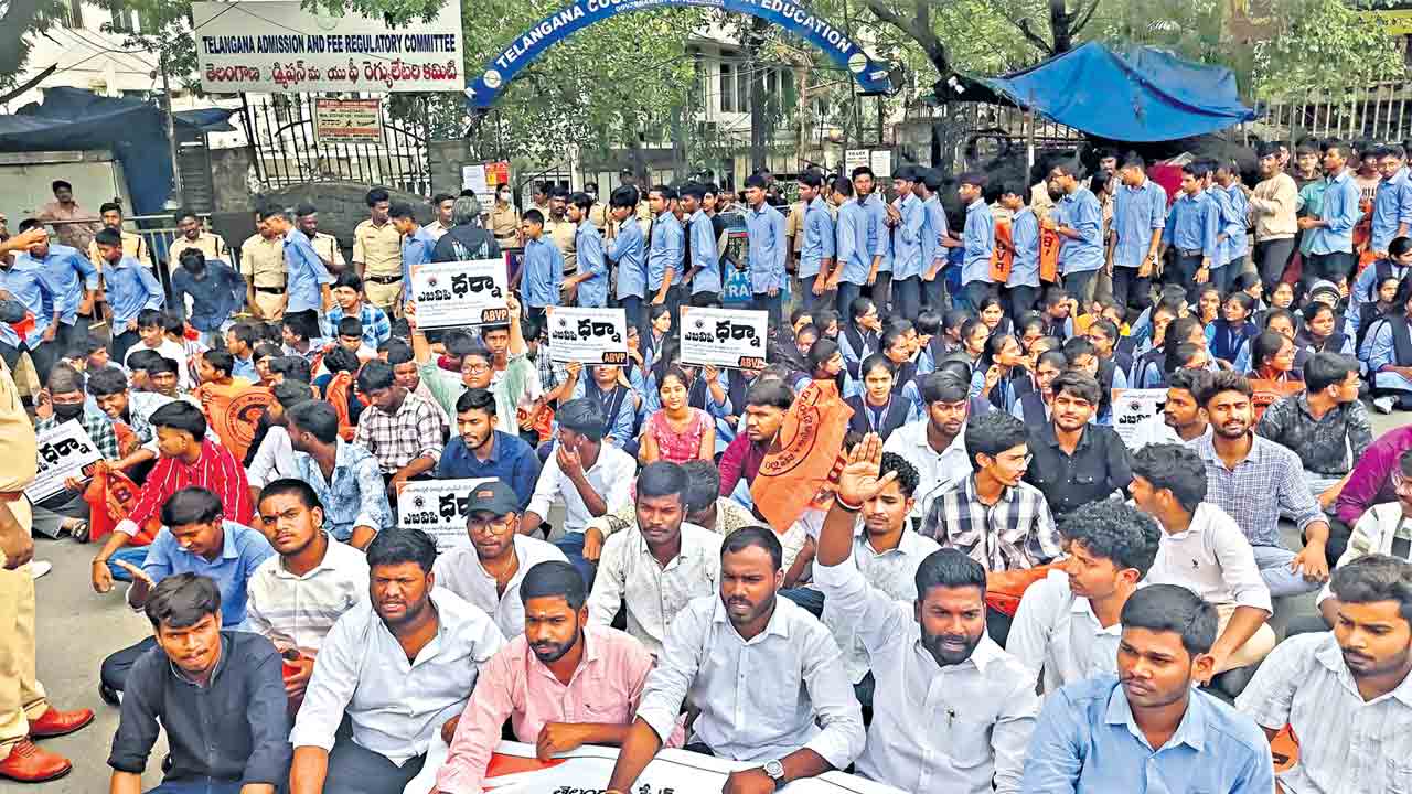 ఫీజు కడితేనే డిగ్రీలో అడ్మిషన్‌.. ప్రైవేట్‌ కాలేజీల బాటలో నిజాం, సైఫాబాద్‌ పీజీ కాలేజీలు