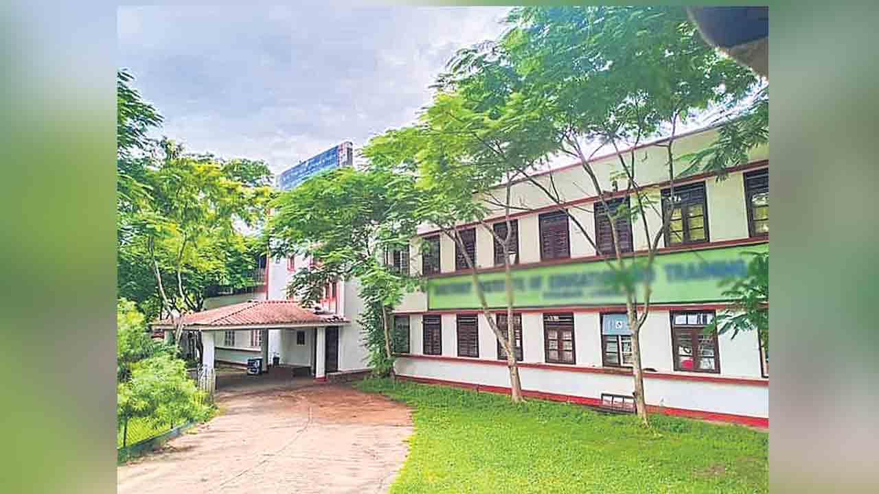 రెండు డైట్‌ కాలేజీల్లో నో లెక్చరర్స్‌