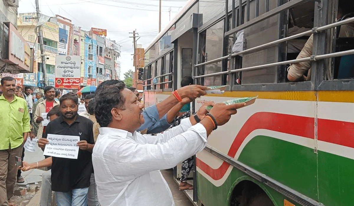 Auto workers begging | సిరిసిల్లలో ఆటో కార్మికుల భిక్షాటన.. బీఆర్టీయూ జిల్లా అధ్యక్షుడు వెంగళ శ్రీనివాస్