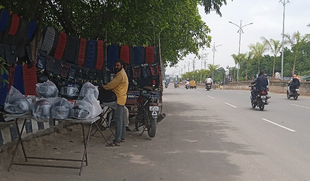 Who is responsible | గోదావరిఖనిలో ప్రధాన రోడ్డు అక్రమణలు.. ప్రమాదాలు జరిగితే బాధ్యులెవరు..?