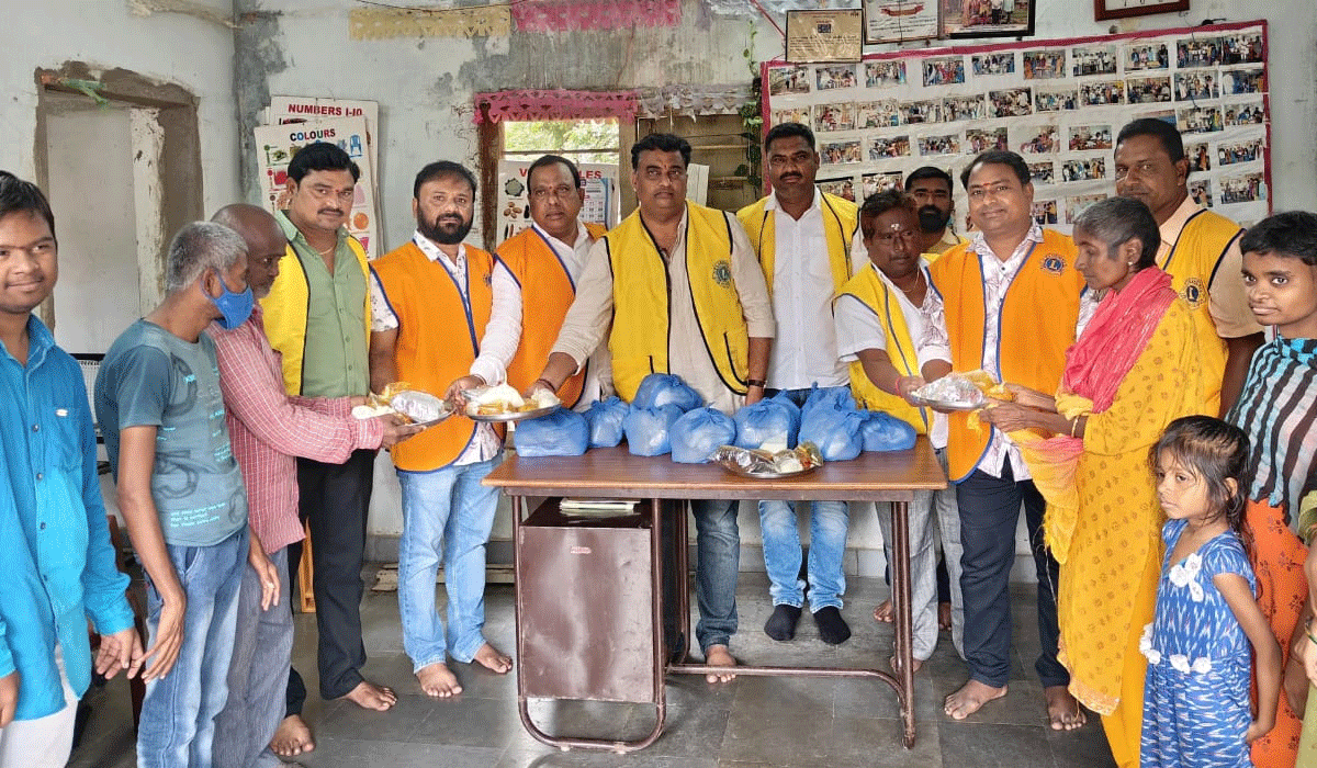 Food distribution | సుల్తానాబాద్‌ వికాసం వికలాంగుల పునరావాస కేంద్రంలో అన్నవితరణ