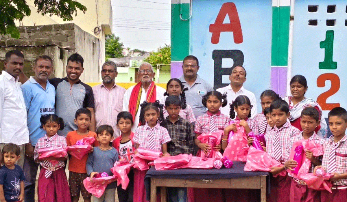 Plates Distribution | శాలపల్లి ప్రభుత్వ పాఠశాలలో ప్లేట్ల పంపిణీ