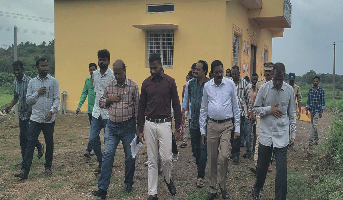 Collector inspects | స్తంభంపల్లి, కిషన్‌రావుపేట పల్లె దవాఖానాలను పరిశీలించిన కలెక్టర్