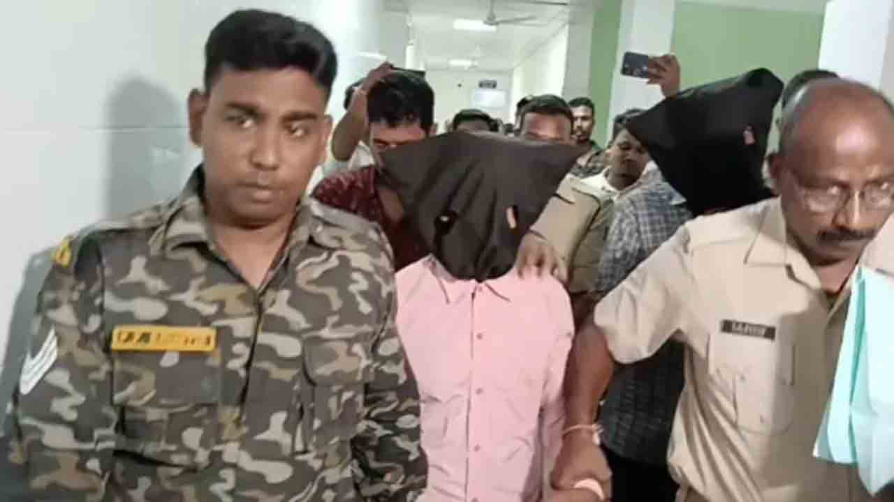 3 men rape Odisha girl | బాలికపై ముగ్గురు అత్యాచారం.. గర్భవతి అని తెలిసి సజీవంగా   పాతిపెట్టేందుకు యత్నం