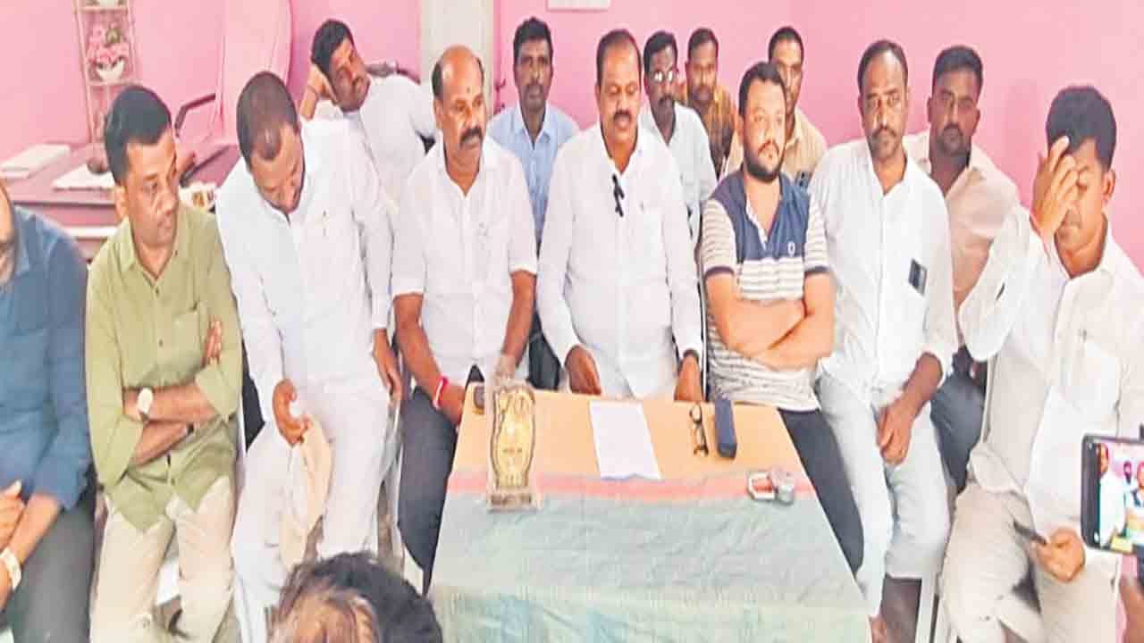 హుస్సేన్నాయక్ వ్యాఖ్యలతోనైనా కాంగ్రెస్ నాయకులు బుద్ధితెచ్చుకోవాలి