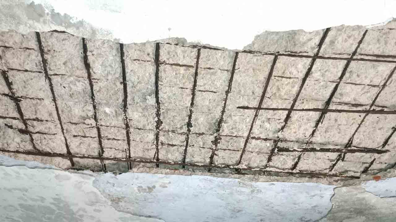 భయం గుప్పిట్లో…శిథిలమైన బాలుర వసతి గృహ భవనం