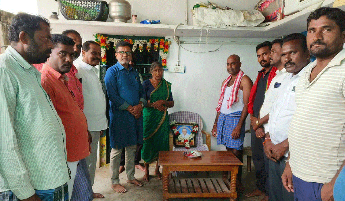 Putta Madhu | మృతుల కుటుంబాలకు మాజీ ఎమ్మెల్యే పుట్ట మధు పరామర్శ