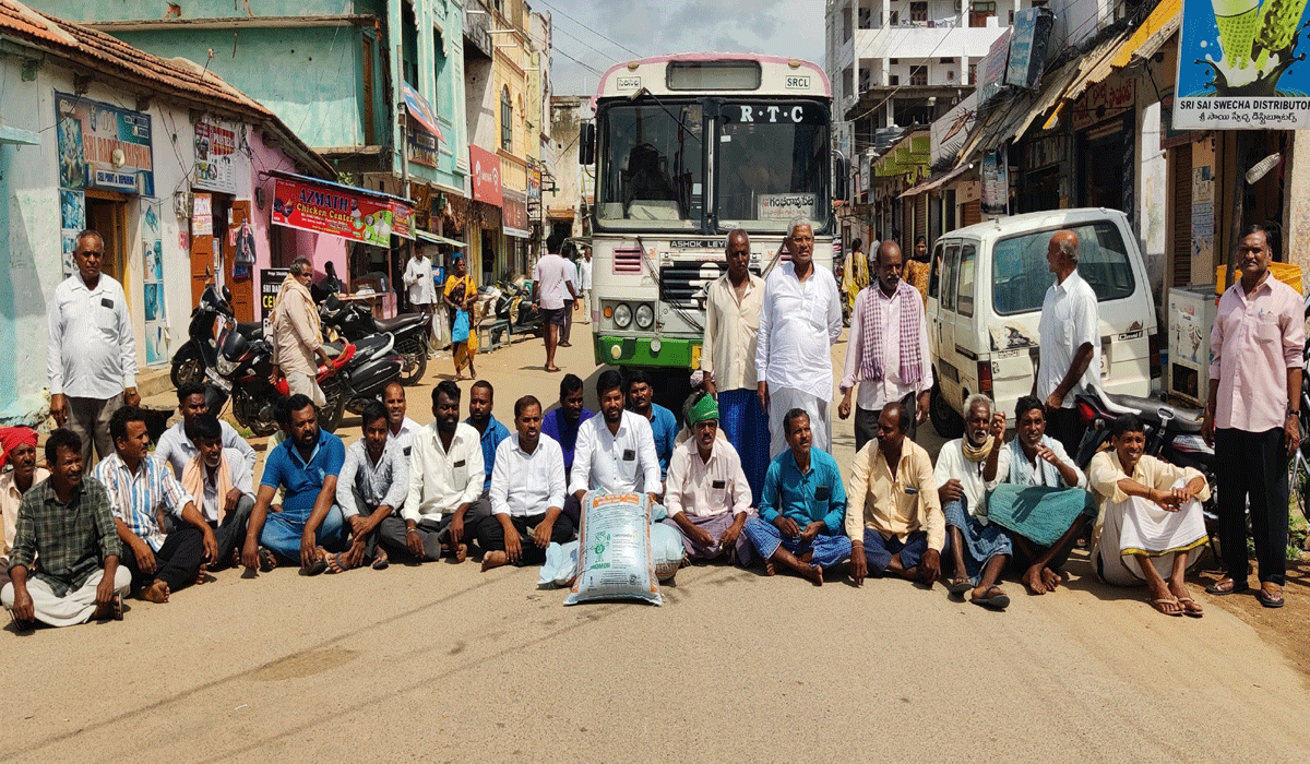 Quality electricity | సాగుకు నాణ్యమైన విద్యుతు అందించాలని గంబీరావుపేటలో రైతుల ఆందోళన