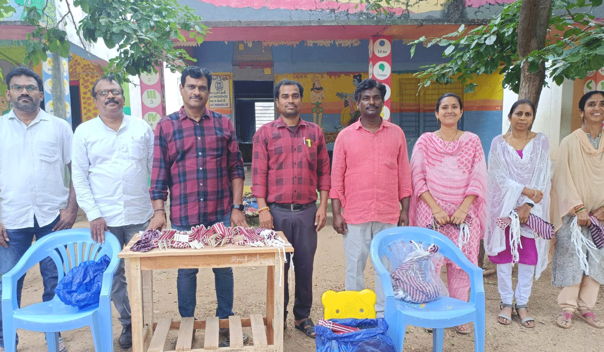 Ties and belts | దూంపేటలో కూతురు జన్మదినం సందర్భంగా విద్యార్థులకు టై, బెల్టులు పంపిణీ