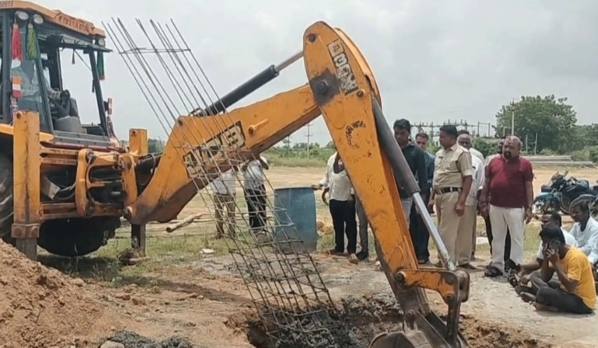 siricilla | ఆ మహనీయుడి విగ్రహం అక్కడ వద్దంటూ గద్దెను కూల్చేసిన అధికారులు