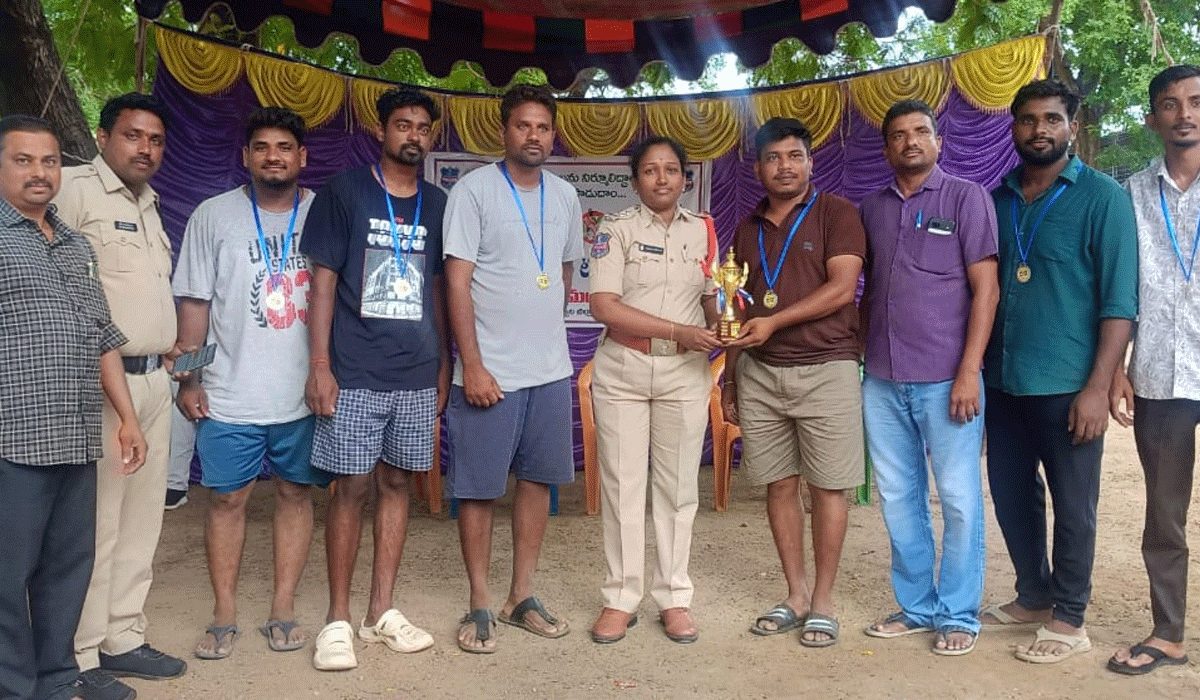 Volleyball tournament | పోలీస్ ల ఆధ్వర్యంలో వాలీబాల్ టోర్నమెంట్ పోటీలు