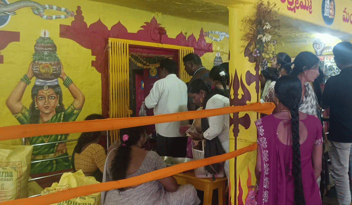 Ashada Bonalu | గ్రామ దేవతలకు ఆషాఢ బోనాలు.. ఆలయాల్లో భక్తుల సందడి