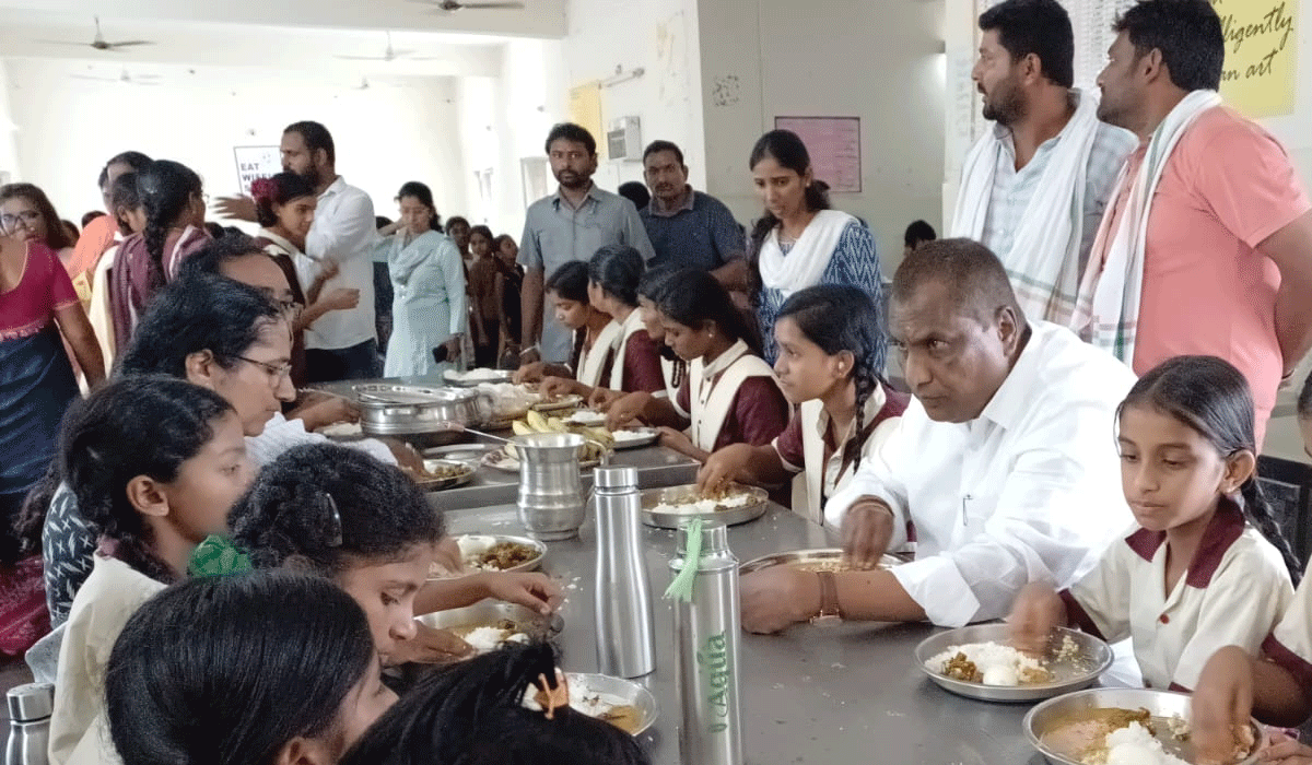 Minister Laxman Kumar | మల్లాపూర్ బాలికల గురుకుల విద్యాలయాన్ని ఆకస్మిక తనిఖీ చేసిన మంత్రి లక్ష్మణ్ కుమార్