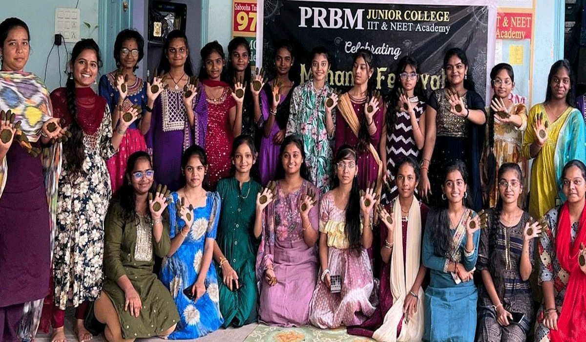 Gourd celebrations | కోరుట్ల పీఆర్బీఎం కళాశాలలో గోరింటాకు వేడుకలు