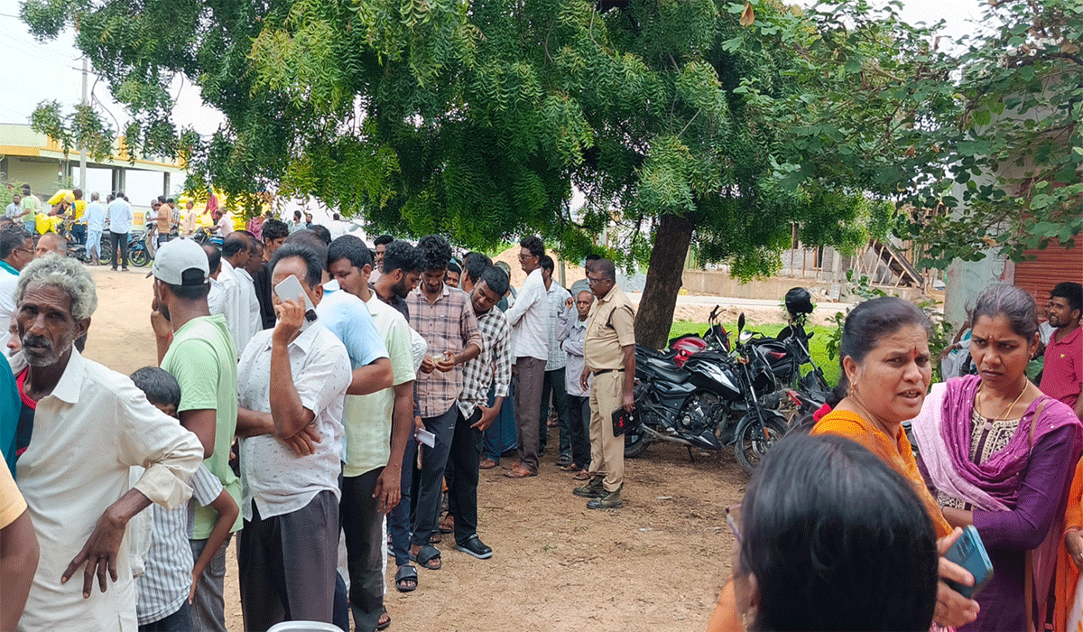 Urea tokens | పోలీస్ ప్రొటెక్షన్‌తో యూరియా టోకెన్ల పంపిణీ చేసిన వ్యవసాయ శాఖ అధికారులు