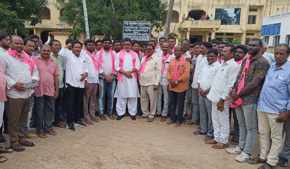 Putta Madhukar | పోలీసుల తీరు మారకపోతే పోలీస్ స్టేషన్లకు కాంగ్రెస్ పార్టీ కార్యాలయాలని బోర్డులు పెడతాం.. మంథని మాజీ ఎమ్మెల్యే పుట్ట మధూకర్‌