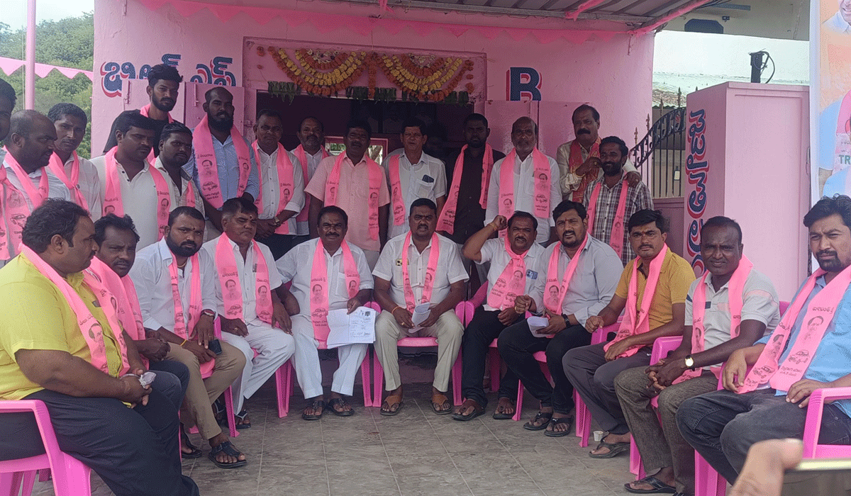 BRS leaders | ఎమ్మెల్యే సంజయ్ పై మాట్లాడే నైతిక అర్హత నర్సింగరావుకు లేదు.. బీఆర్‌ఎస్‌ నాయకులు