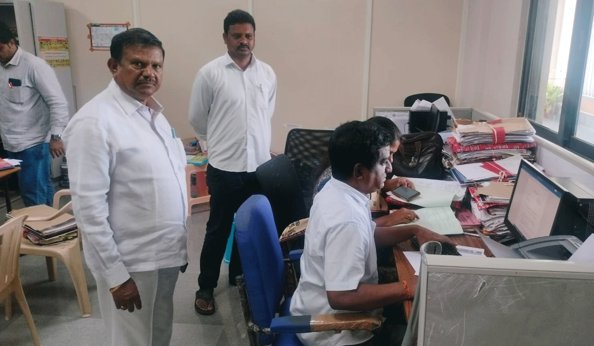 Court orders | ల్యాండ్‌ అక్విజేషన్‌ కార్యాలయ జప్తునకు పెద్దపల్లి కోర్టు ఆదేశం