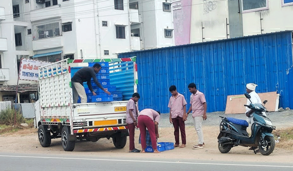 Students carrying milk packets | ఇక్కడ విద్యార్థులే అటెండర్లు.. వారితో పాల ప్యాకెట్ మోపిస్తున్న కాంట్రాక్టర్