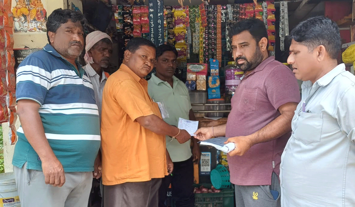 Ramagundam | ఆరుబయట చెత్తపై బల్దియా నజర్.. రోడ్డుపై పడేసిన వ్యాపారులకు ఫైన్