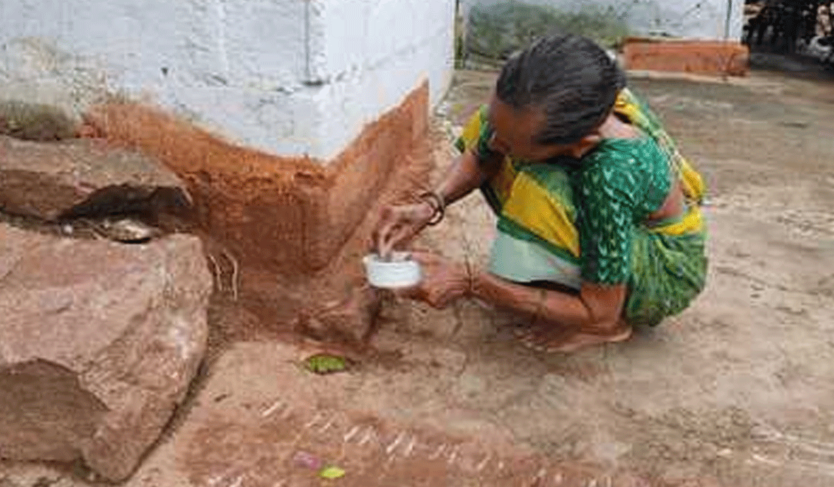 Telugu tradition | కనుమరుగవుతున్న తెలుగు సాంప్రదాయం.. పండుగలకు తినెలు తీయడం సూచిక