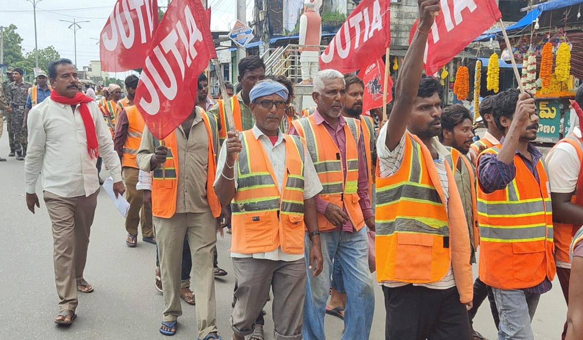 Korutla | కేంద్ర ప్రభుత్వం కార్మిక వ్యతిరేక విధానాలను విడనాడాలి
