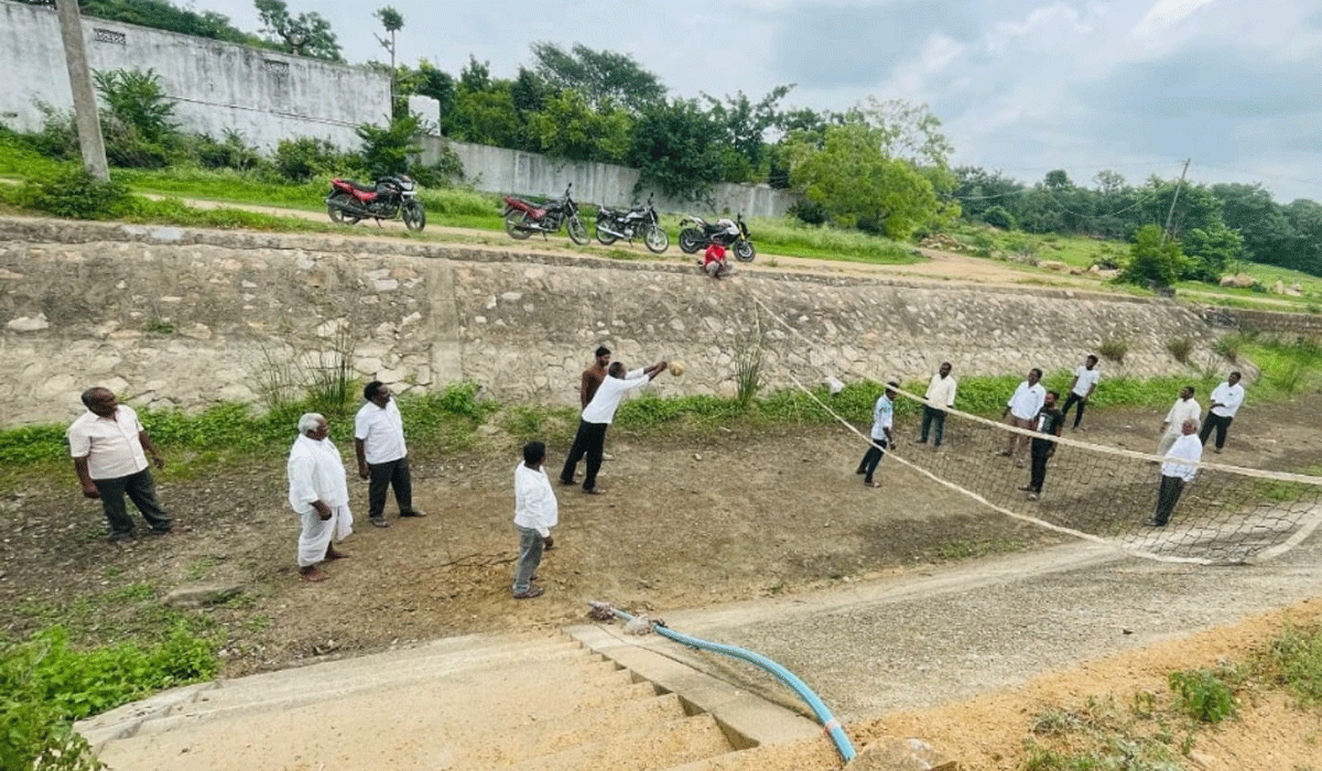 Irrigation | లింగన్నపేటలో సాగునీరందించాలని వాలీబాల్‌ ఆడి నిరసన