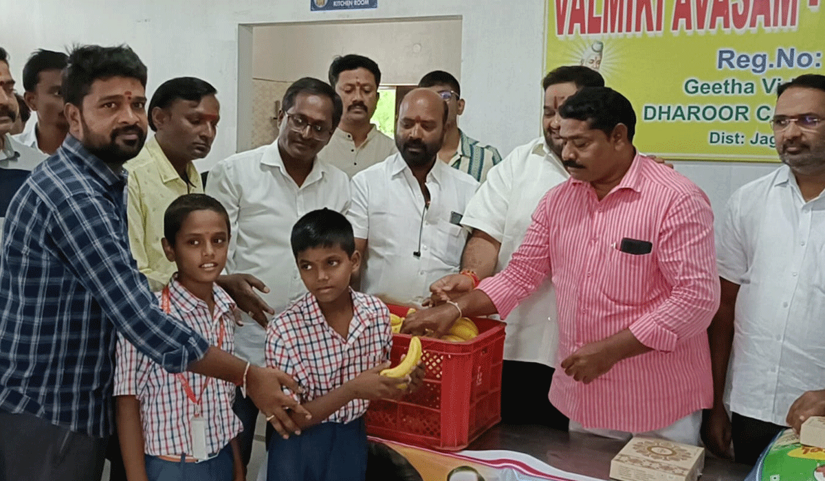 KTR birthday | వాల్మీకి ఆవాసంలో కేటీఆర్‌ జన్మదిన వేడుకలు.. స్వీట్లు, భోజనం, పండ్లు పంపిణీ