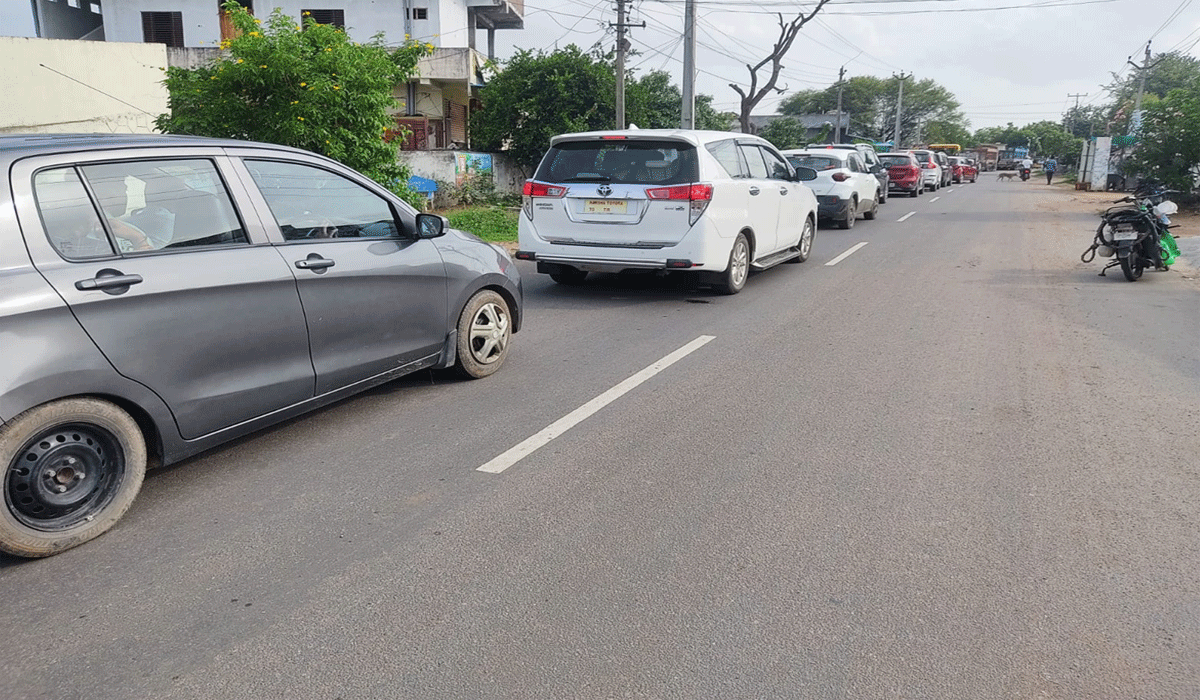 Railway Department | రైల్వే గేట్ల వద్ద ఆర్‌వోబీల నిర్మాణాలపై రైల్వే శాఖ నిర్లక్ష్యం.. ప్రయాణికులకు శాపంగా రైల్వే గేట్లు