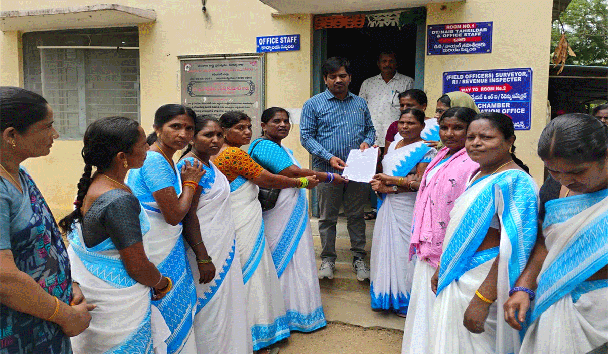 ASHA workers | సార్వత్రిక సమ్మెలో పాల్గొన్న ఆశ వర్కర్లు.. తహసీల్దార్ కార్యాలయం ఎదుట ఆందోళన