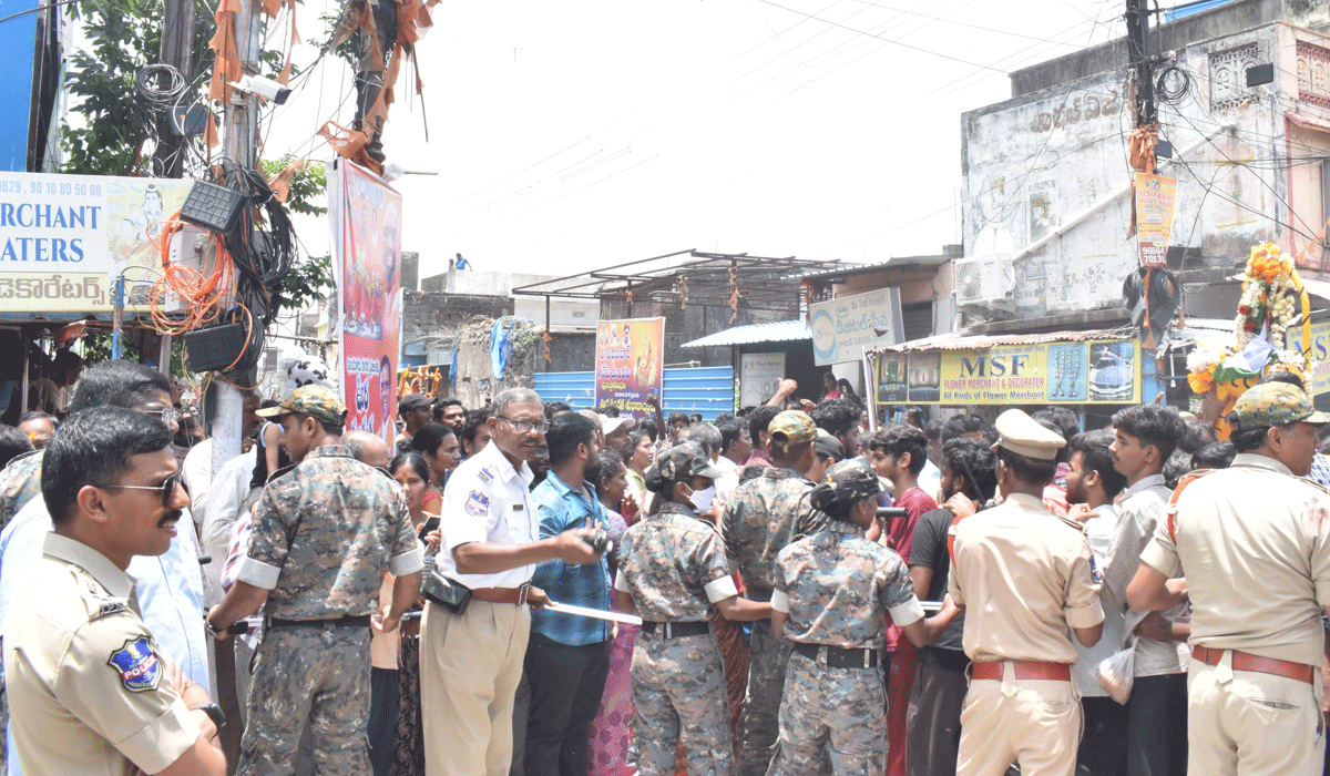Village festival | కట్టుదిట్టమైన భద్రత మధ్య ముగిసిన ఊర పండగ.. బందోబస్తును పర్యవేక్షించిన పోలీస్ కమిషనర్