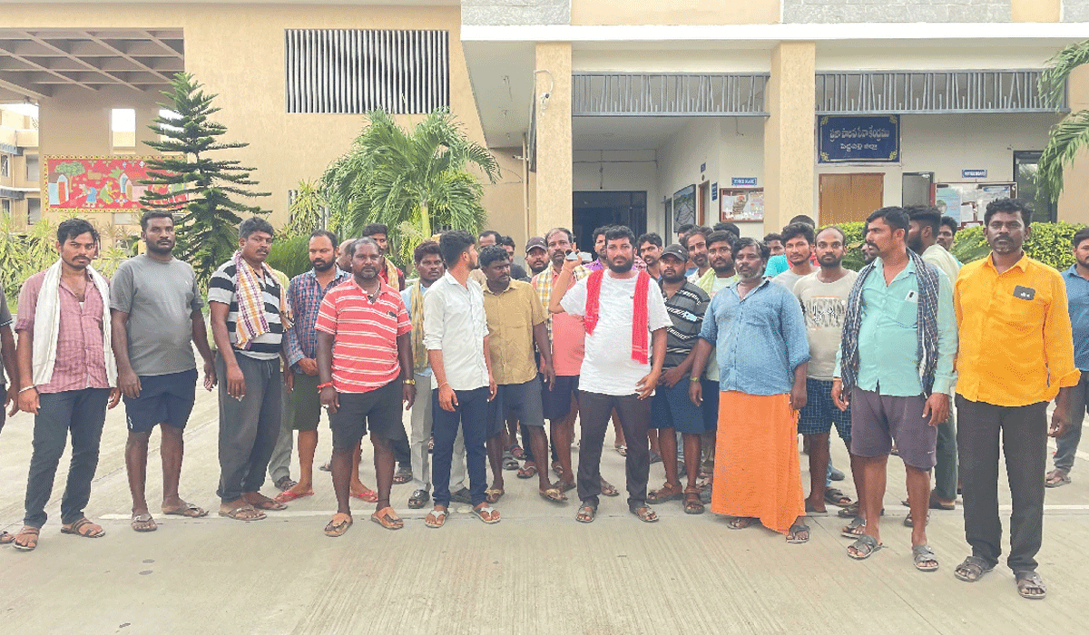 Sand loading | డబ్బులిస్తేనే ఇసుక లోడింగ్‌.. లేకుంటే బంద్‌.. లోడింగ్‌ కోసం రోజుల తరబడి నిరీక్షణ