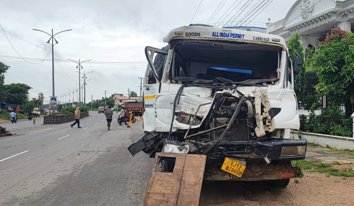 Road accident | కోరుట్లలో కారు, రెండు లారీలు ఢీకొన్న రోడ్డు ప్రమాదంలో ఒకరికి తీవ్రగాయాలు