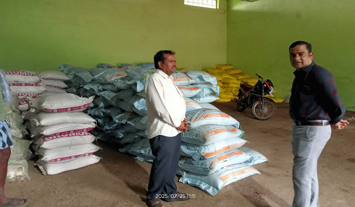 Urea | యూరియాకు కొరత లేదు.. రైతులు ఆందోళన చెందొద్దు.. జిల్లా సహకార అధికారి మనోజ్ కుమార్