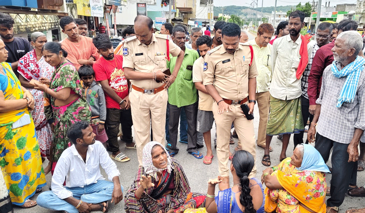 Take action | నిందితులపై చర్యలు తీసుకోవాలని రాస్తారోకో