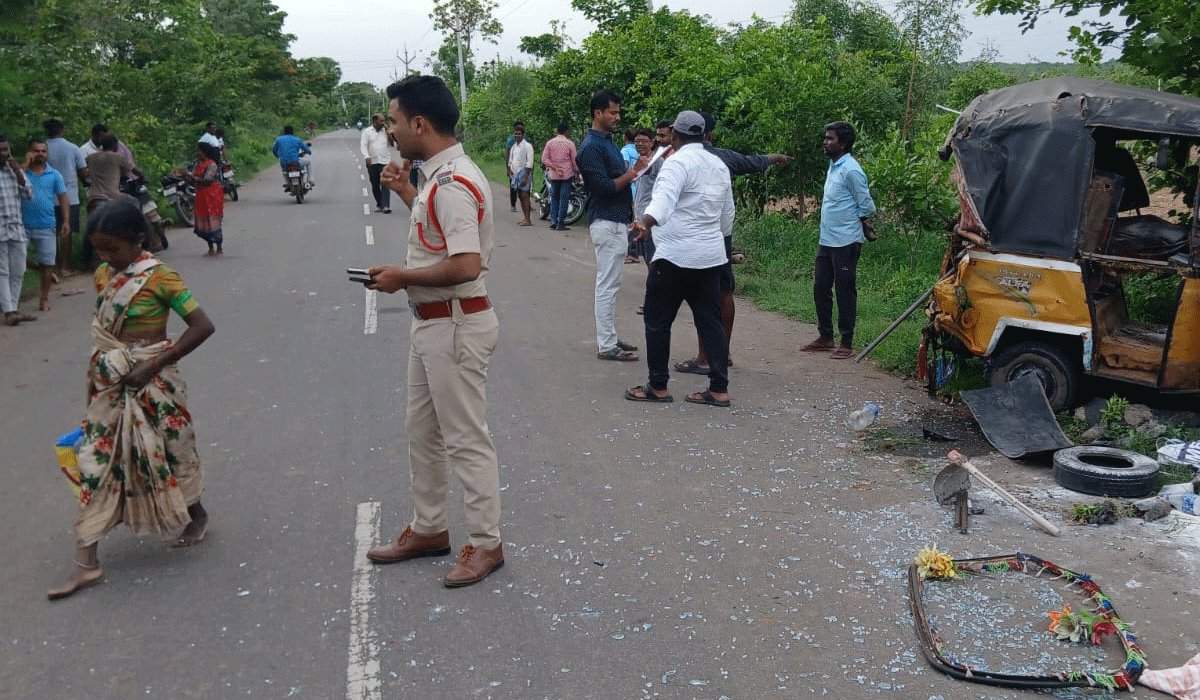 Breaking news | బ్రేకింగ్‌ న్యూస్.. మైదంబండలో బడి బస్సు.. కూలీల ఆటో ఢీ.. పలువురికి గాయాలు