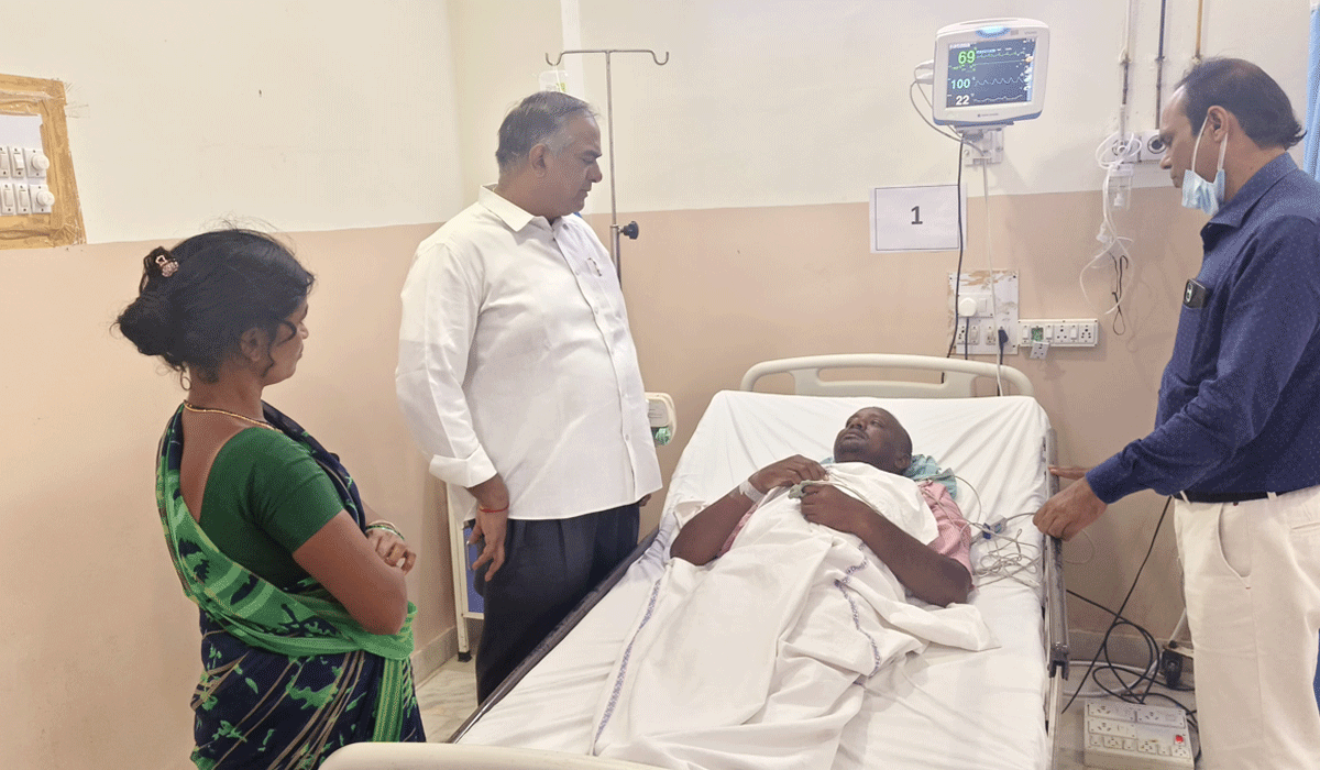 Rudrangi | చికిత్స పొందుతున్న సీనియర్ కార్యకర్తను పరామర్శించిన చల్మెడ