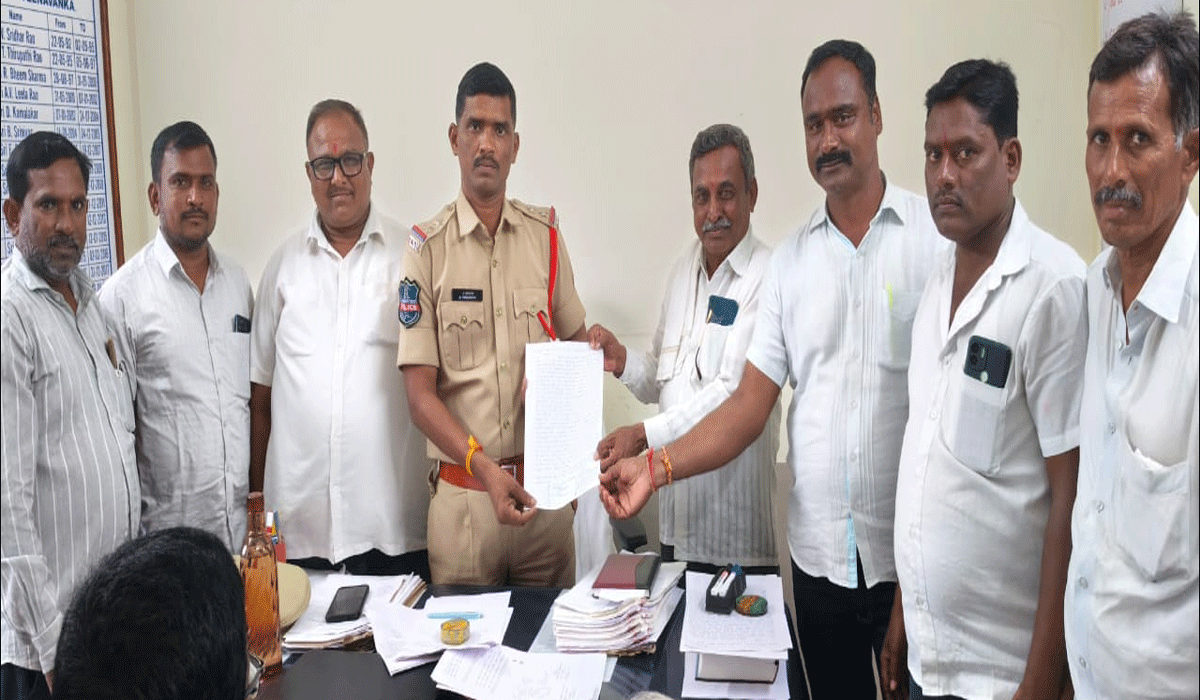 Sand quarry | ఇసుక క్వారీ యాజమాన్యం, ఇరిగేషన్ అధికారులు కుమ్మక్కై కుంటలో రోడ్డు వేసిర్రు..