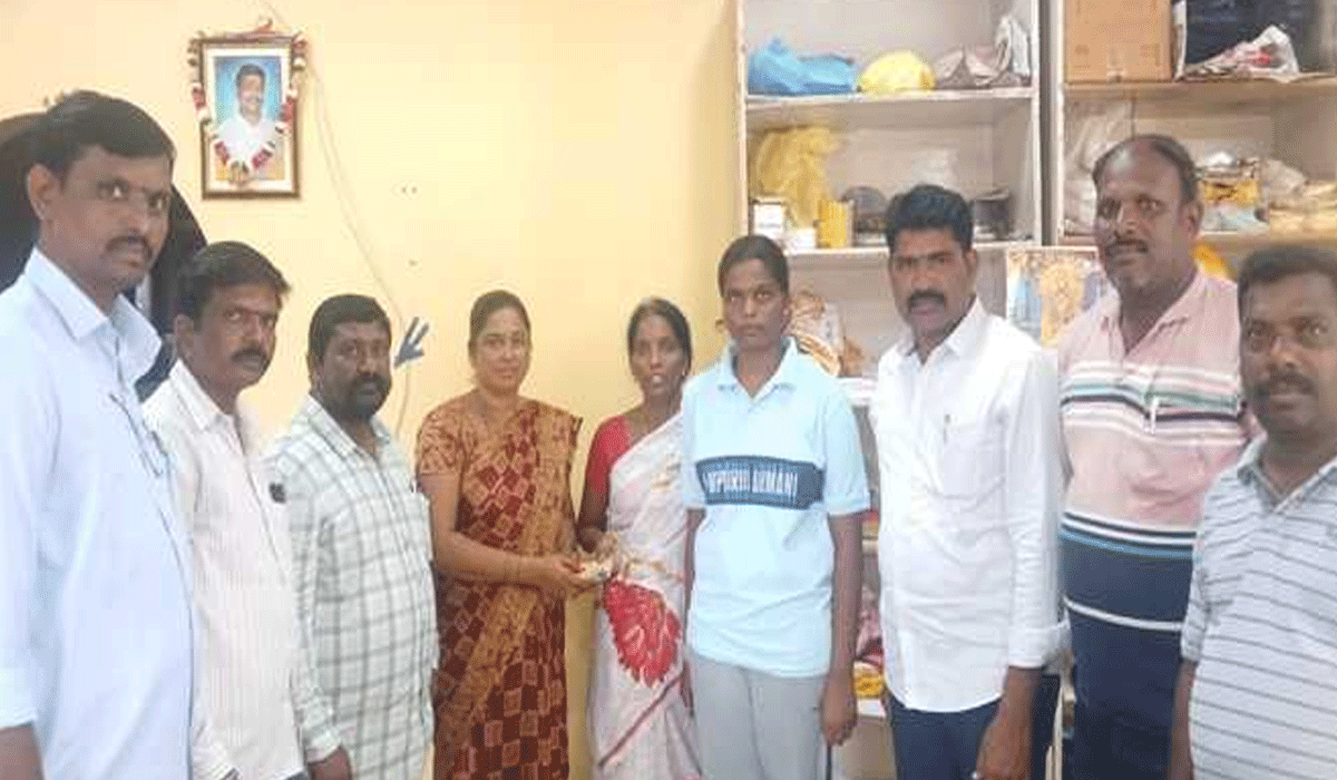 Financial assistance | మృతిడి కుటుంబానికి బాల్యమిత్రుల ఆర్థిక సాయం అందజేత