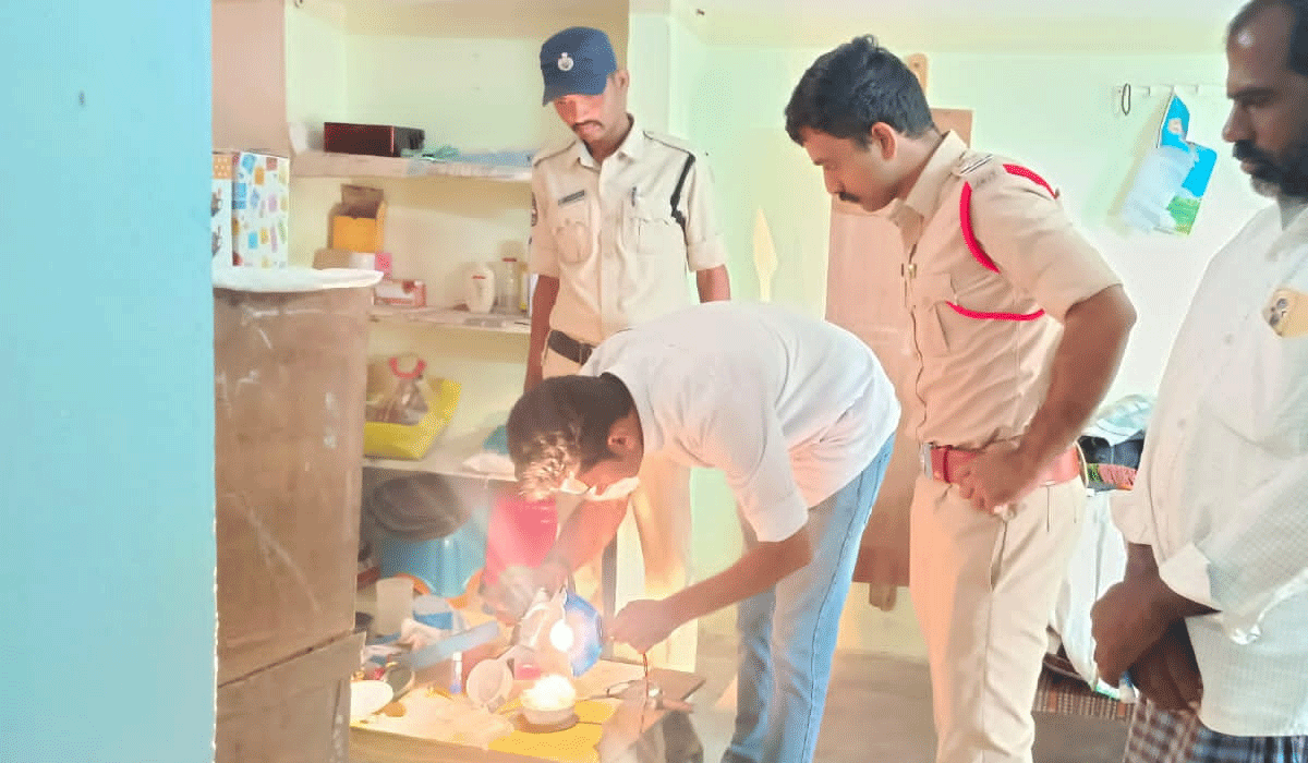 Robbery | బొమ్మనపల్లిలో దొంగల బీభత్సం.. ఒకే రోజు రెండు దొంగతనాలు