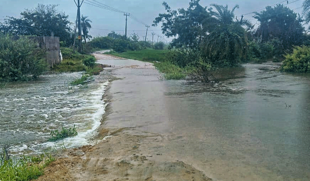 Unfinished work | అసంపూర్తి పనులతో అవస్థలు.. వాహన దారులకు తప్పని ఇక్కట్లు