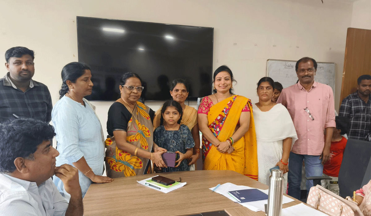 Peddapally | విద్యార్థులకు వినికిడి పరికరాలను అందజేసిన డీఎంహెచ్‌వో అన్నప్రసన్నకుమారి