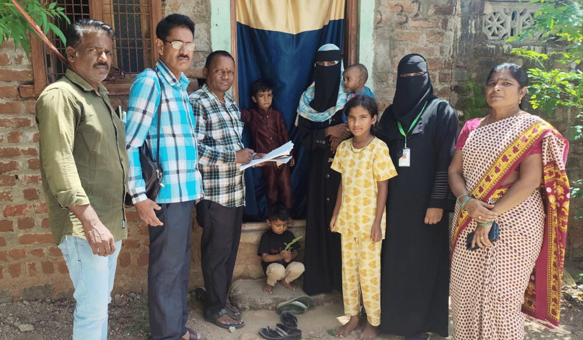 Admissions new school | మాదాపూర్‌ కాలనీలో నూతన పాఠశాలలో ప్రవేశాల కోసం అధికారుల ఇంటింటి సర్వే