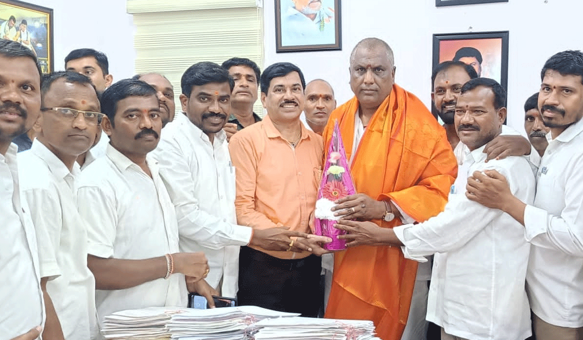 Minister Laxman Kumar | రాష్ట్ర మంత్రి లక్ష్మణ్ కుమార్ ను సన్మానించిన పద్మశాలి సంఘం సభ్యులు