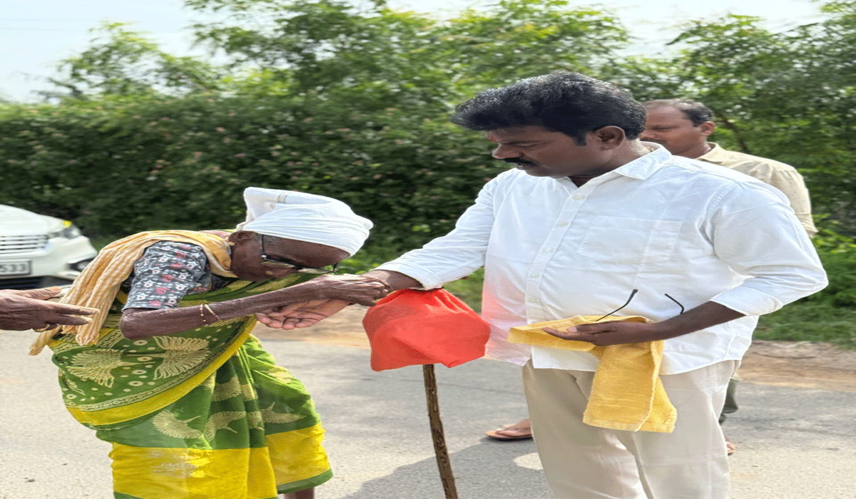 Rasamai balakishan | కొడుకా.. నువ్వు లేక పల్లె చిన్నబోయింది.. రసమయిని ఆప్యాయంగా పలకరించిన వృద్ధురాలు