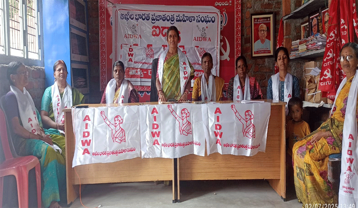 Aidwa | రద్దీ ప్రాంతాల్లో వైన్ షాపులు.. రోడ్లపైనే వెహికల్స్ పార్కింగ్తో ఇబ్బందులు.. ఐద్వా