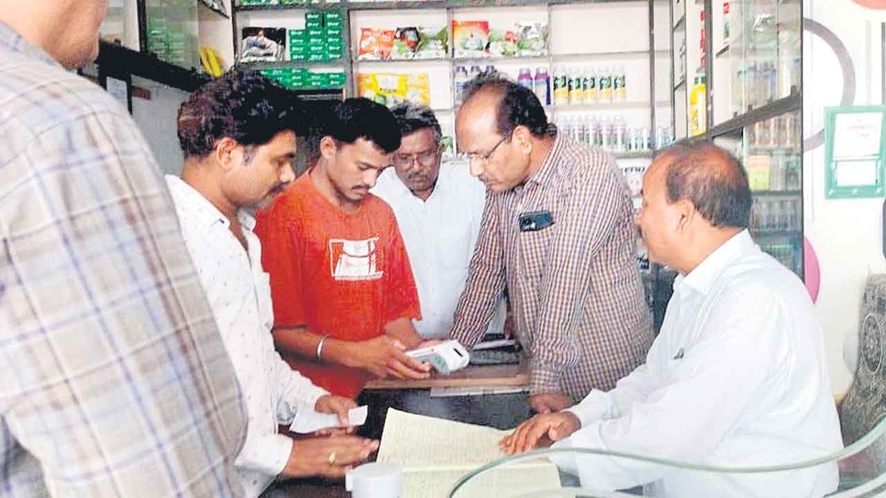 ఎరువులు అధిక ధరలకు విక్రయిస్తే కేసులు.. మండల కేంద్రంలోని పలు దుకాణాల తనిఖీ