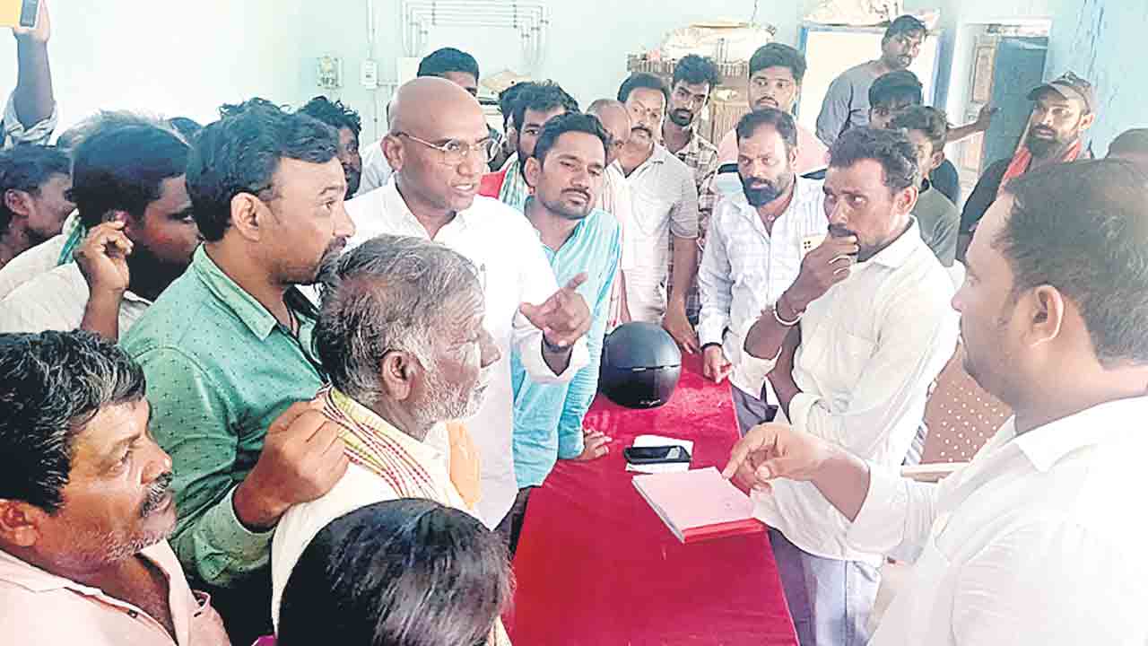 రైతులందరికీ యూరియా అందించాలి