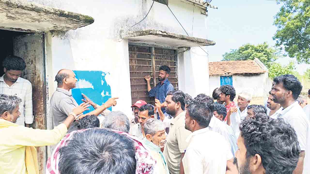 యూరియా కోసం రైతుల ఆందోళన